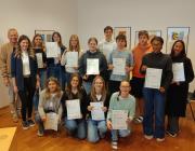 Direktor Mag. Nikolaus Stelzer und Prof. Magdalena Mathy, MEd gratulieren den Schülerinnen und Schülern sehr herzlich!